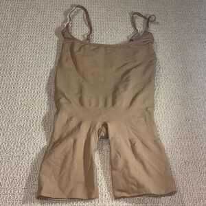 Skims Shapewear Bodysuit Womens Medium Beige Shorts Style